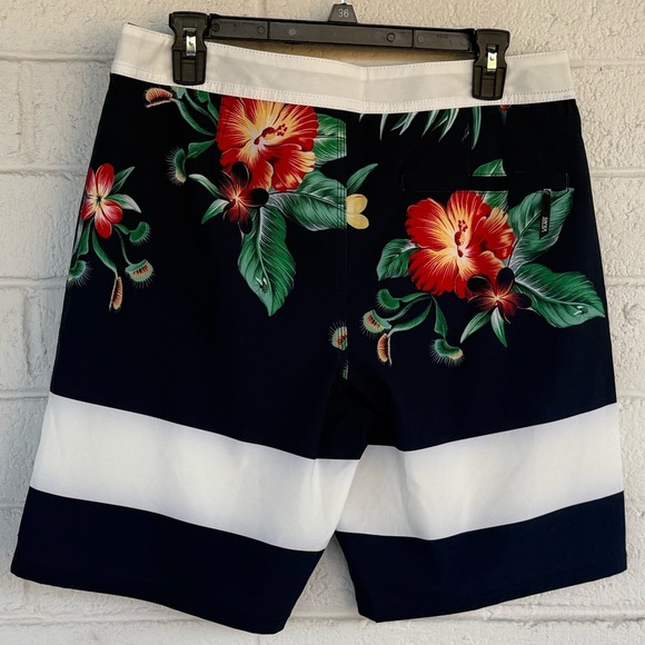 VANS of The Wall Men’s Hawaiian Floral Board Shorts
Size: 32
Condition: New - Picture 4 of 7